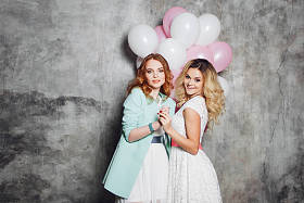 金发女郎和红发女郎。两个年轻迷人的女友在聚