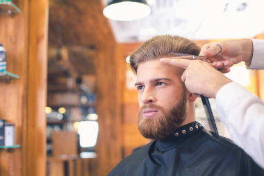 年輕人在理發(fā)師店頭發(fā)護(hù)理服務(wù)理念