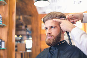 年轻人在理发师店头发护理服务理念