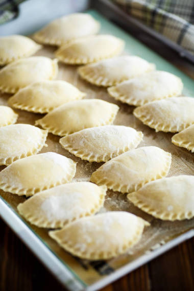 大量的生饺子图片