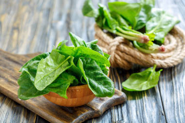 菠菜叶中水滴.图片