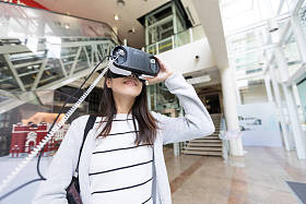 女人看与 Vr 设备图片