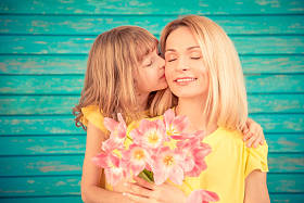 女人和孩子与花束