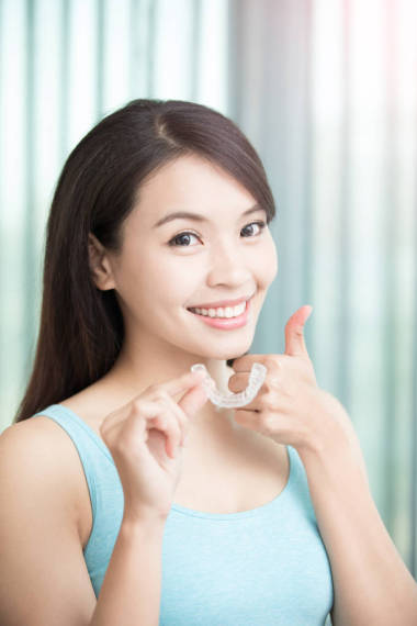 美丽女人现身拇指照片