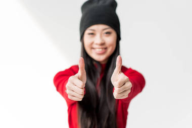 女人出现的拇指