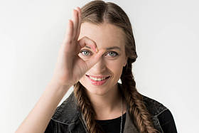 女人显示 ok 标志图片