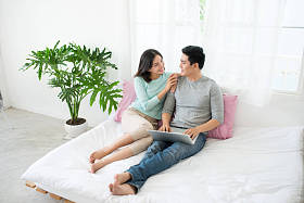 ouple 微笑和使用笔记本电脑