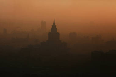 高層建筑在霧中