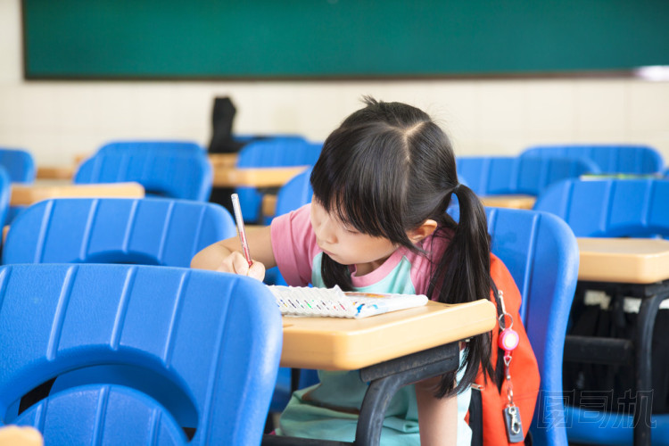 學(xué)校女孩的研究獨自在教室