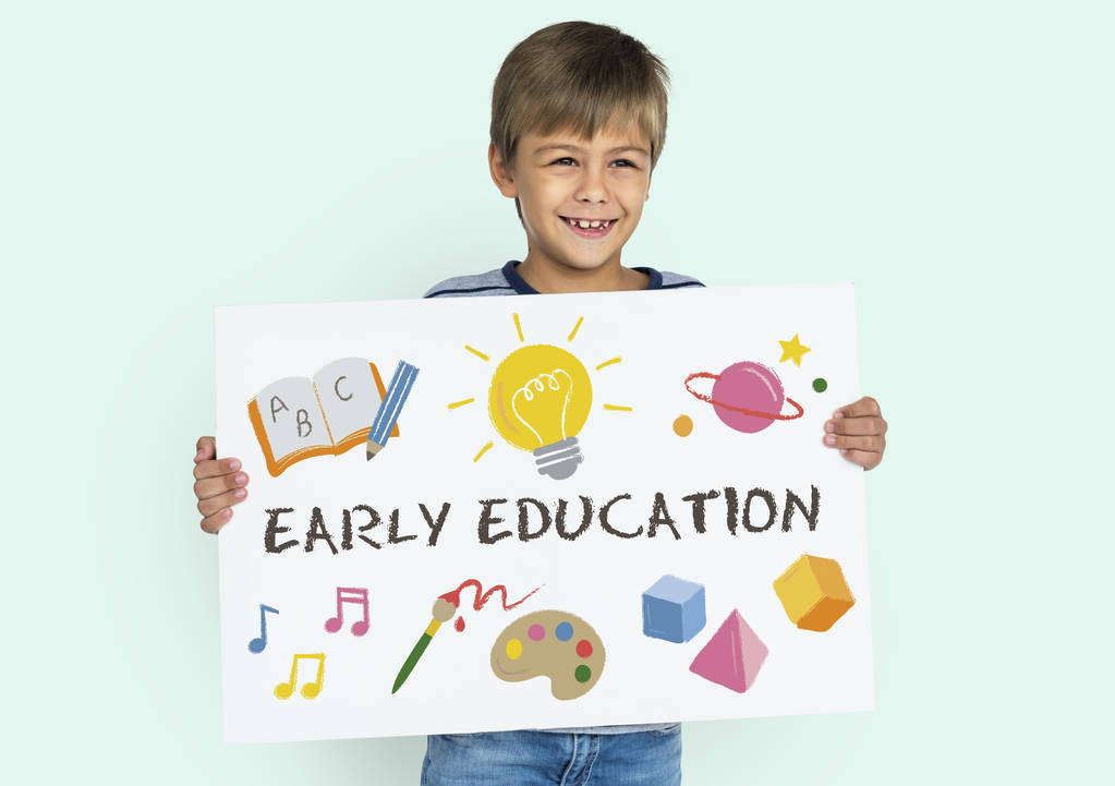 男孩抱着标语 男孩抱着标语