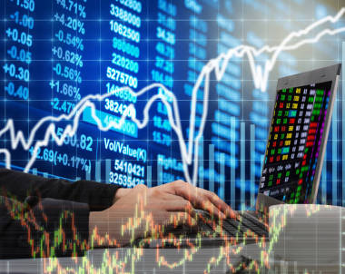 使用筆記本電腦的商人