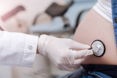 醫(yī)生檢查的孕婦腹部圖片