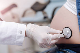 医生检查的孕妇腹部图片