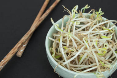 在綠色的碗和中國木棍黃豆芽照片