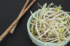 在绿色的碗和中国木棍黄豆芽照片