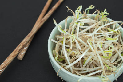 在綠色的碗和中國(guó)木棍黃豆芽照片