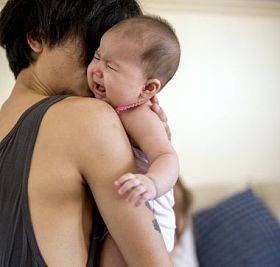 父亲抱着婴儿的哭泣图片