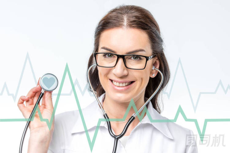 醫(yī)生用聽診器和心電圖