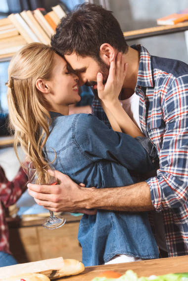 年輕的愛的夫婦擁抱和親吻圖片