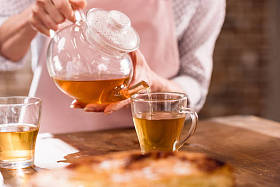 女人倒热茶图片