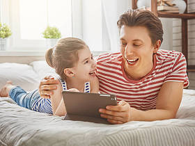 父亲和女儿玩图片