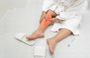 女子摔在浴室里因为滑面图片