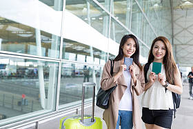 朋友去旅行和持有护照照片