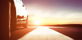 快速车的道路上图片