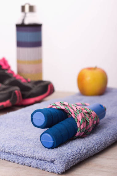 在毛巾上跳繩和蘋(píng)果