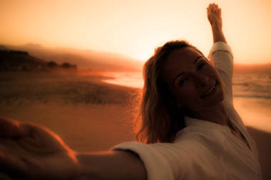 年輕女子在海灘的剪影