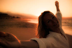 年轻女子在海滩的剪影