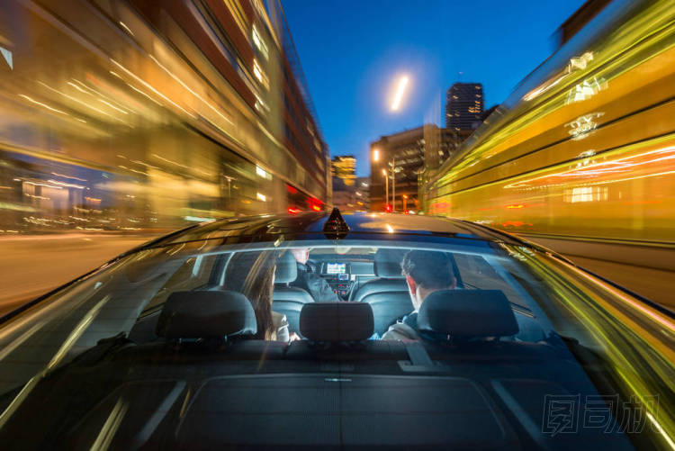 出租車司機(jī)騎幾圖片