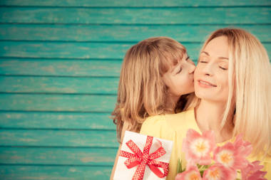 女人和孩子與束鮮花圖片