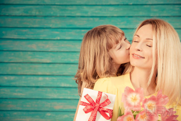 女人和孩子與束鮮花圖片