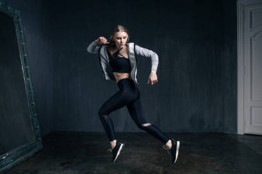 健身女性構(gòu)成在工作室照片