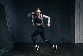 健身女性构成在工作室照片