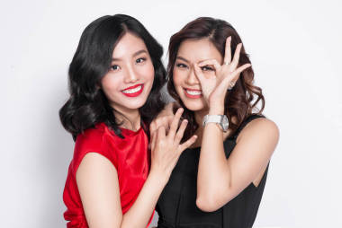 兩個婦女在禮服