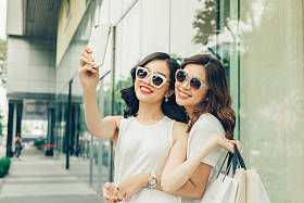两个女孩采取自拍照图片