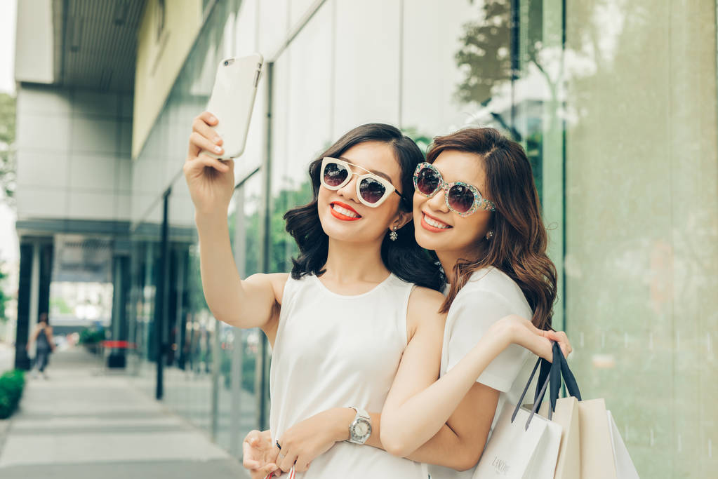 两个女孩采取自拍照图片