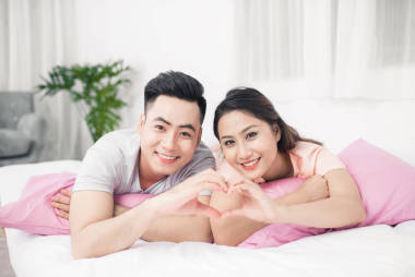 躺在床上的夫妻圖片
