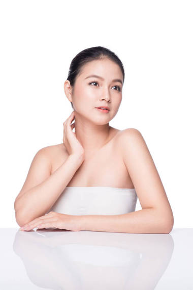 亚洲女孩看着相机