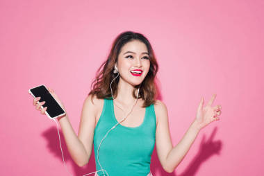 聽音樂的女孩圖片