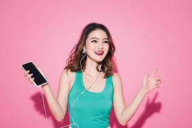 听音乐的女孩图片