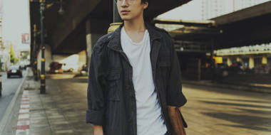 亞洲男學(xué)生走在大街上照片