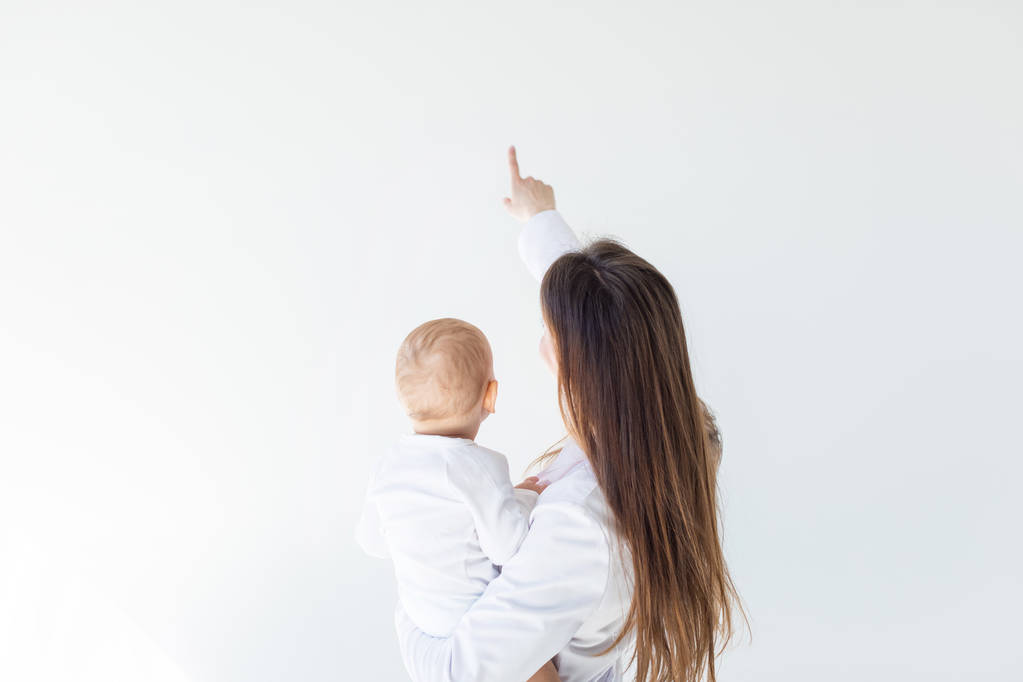 母亲抱着婴儿的图片 母亲抱着婴儿的图片