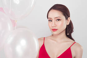 女人与气球在手图片