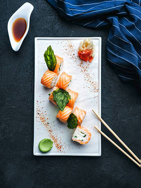 美味的寿司和三文鱼图片