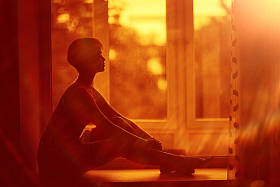 女人坐在窗台上