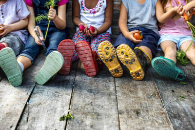 群幼兒園孩子在墻附近選址圖片