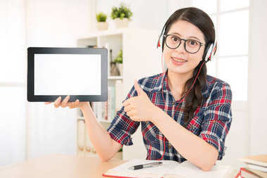 顯示平板電腦黑屏，豎起大拇指